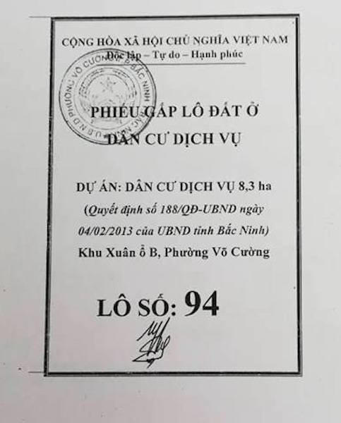 Phiếu cấp lô đất ở và phiếu thu tiền của người dân đóng dấu UBND phường Võ Cường.