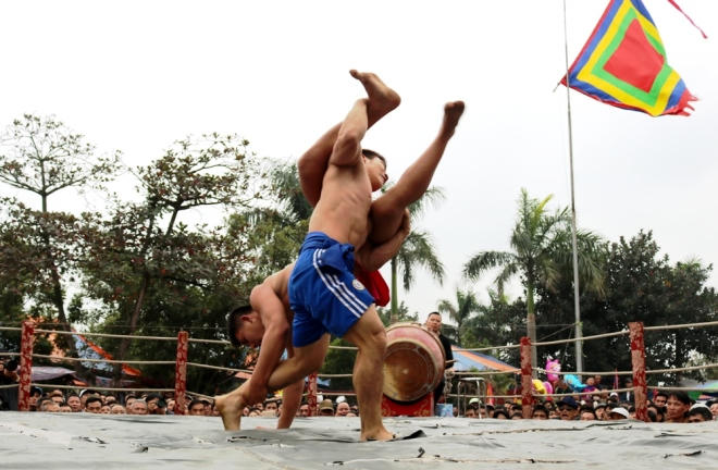 Bốc và dốc ngược đối phương trước khi quật xuống sàn.