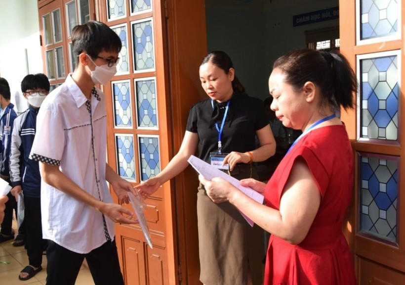 Học sinh vào phòng thi.