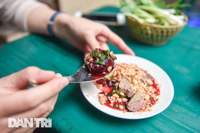 Tiết canh ngan, vịt được ưa chuộng hơn tiết canh lợn vì có một vị ngọt, mát và giòn.