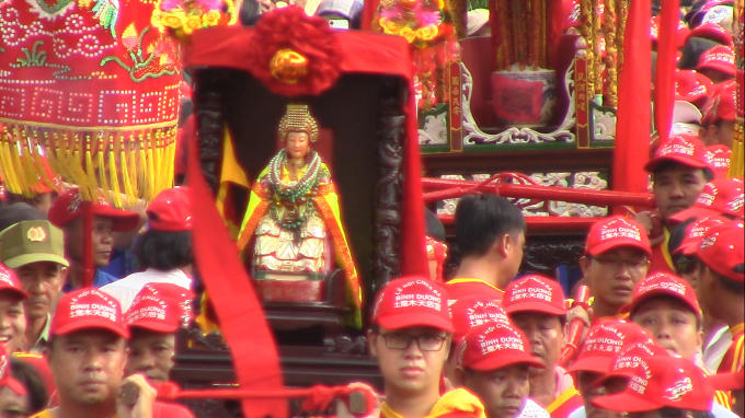 Đ&uacute;ng 15h Lễ rước kiệu B&agrave; bắt đầu (Ảnh: H&agrave; Bắc)