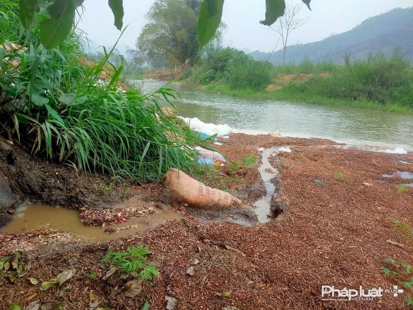Sau đó, xả thải thẳng xuống suối.