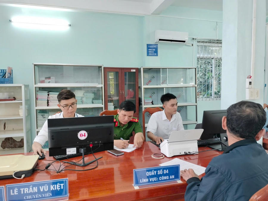 Nhờ thủ tục hành chính được liên thông và giải quyết tại chỗ, người dân xã Đất Mũi được phục vụ chu đáo, khoảng cách địa lý không còn là trở ngại.
