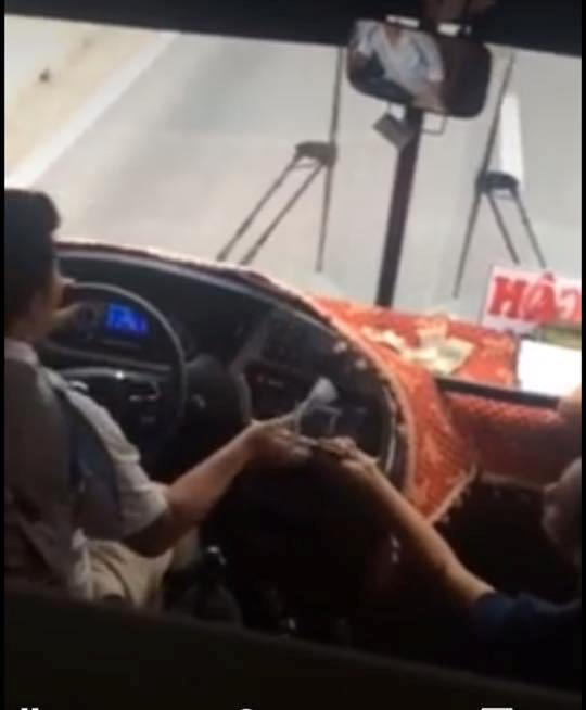 Tài xế xe khách đang ăn thua đủ với phụ xe bằng hình thức chơi đầu đít.