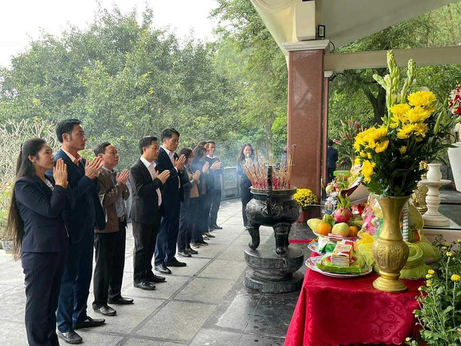 Các điểm du lịch tâm linh thu hút đông đảo khách hành hương, chiêm bái.