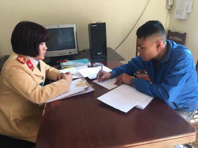 Các tài xế đến trụ sở công an để kí biên bản vi phạm.