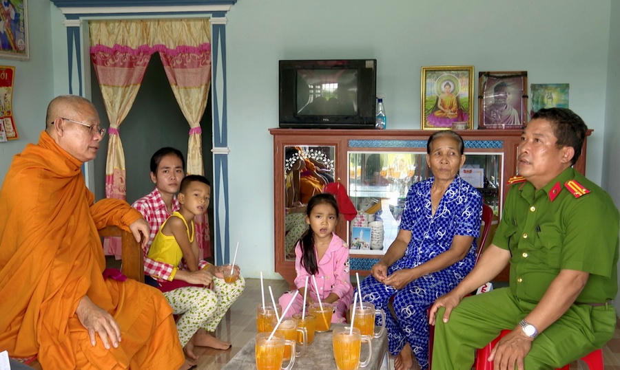 Hòa thượng Tăng Sa Vong phối hợp Công an xã Hưng Hội (huyện Vĩnh Lợi) tuyên truyền, vận động bà con đồng bào Khmer giữ gìn ANTT trong dịp Tết Chôl Chnăm Thmây.