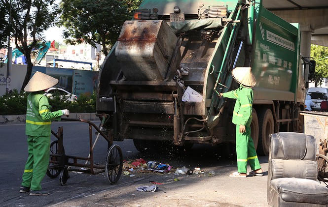 Lao công 'vật lộn' với rác thải ùn ứ, chất đống ở Hà Nội - ảnh 9