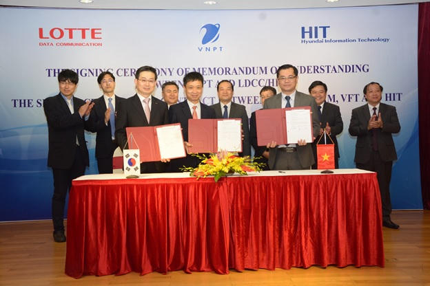 Đại diện công ty Huyndai IT, VNPT Hà Nam và công ty VFT ký kết Hợp đồng chuyển giao công nghệ hệ thống quản lý bệnh viện
