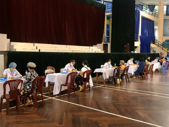 Từ sáng sớm, người dân quận Ngô Quyền đã đến Cung văn hoá thể thao Thanh niên Hải Phòng để tiêm theo danh sách đã đăng ký.
