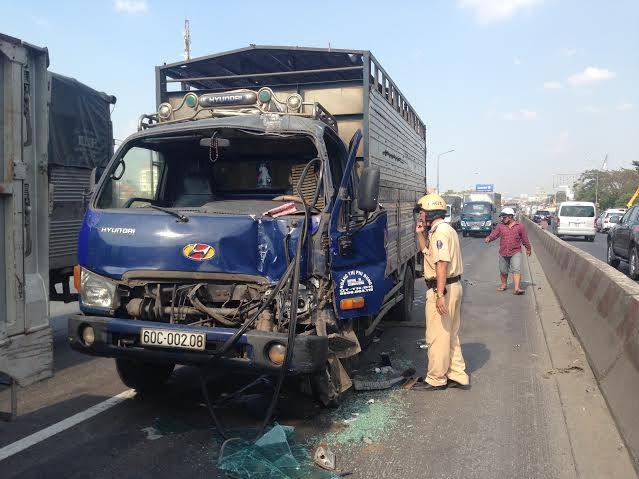 Hiện trường còn lại sau cú đâm kinh hoàng giữa xe tải chở heo với xe tải đông lạnh