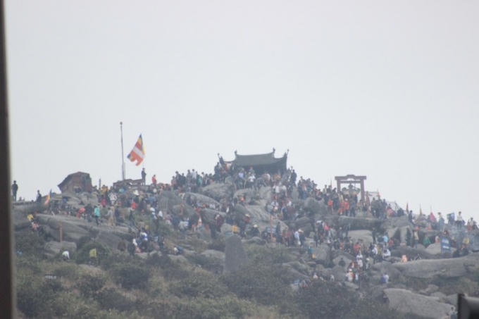 Dòng người tấp nập chinh phục đỉnh cao nơi có chùa đông linh thiêng.