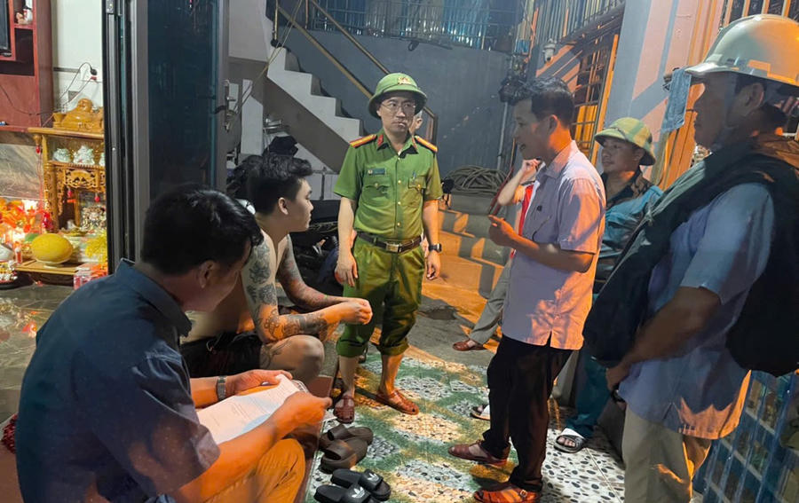 Công an phường Nghi Sơn tuyên truyền, vận động người dân sơ tản đến nơi tránh trú an toàn.