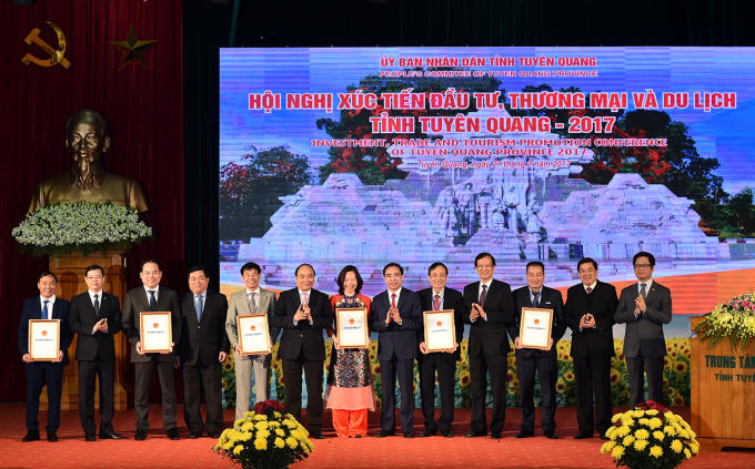 Thủ tướng Nguyễn Xuân Phúc và các nhà đầu tư vào tỉnh Tuyên Quang.