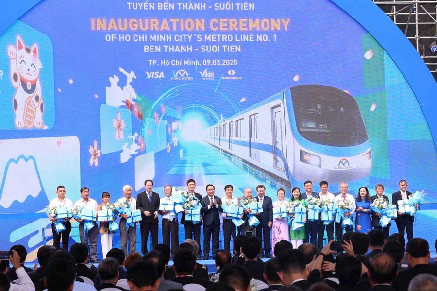 Lãnh đạo TP trao hoa cảm ơn đến người dân ảnh hưởng bởi công trình.
