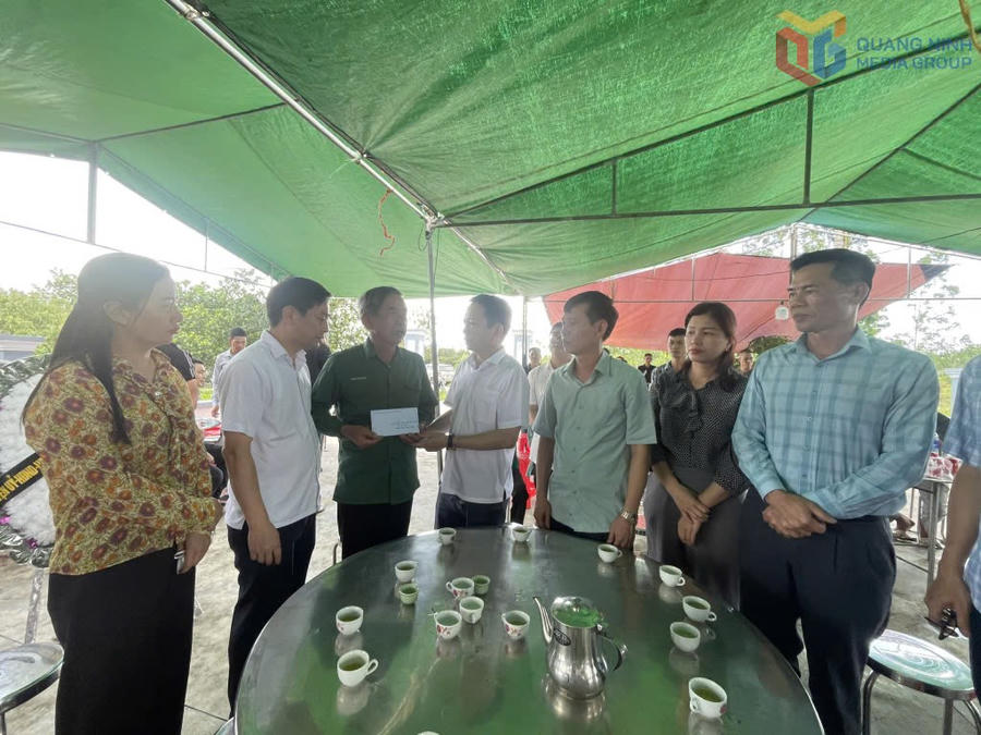Lãnh đạo huyện Hải Hà thăm, động viên và trao hỗ trợ của tỉnh, của huyện cho gia đình nạn nhân bị đuối nước.
