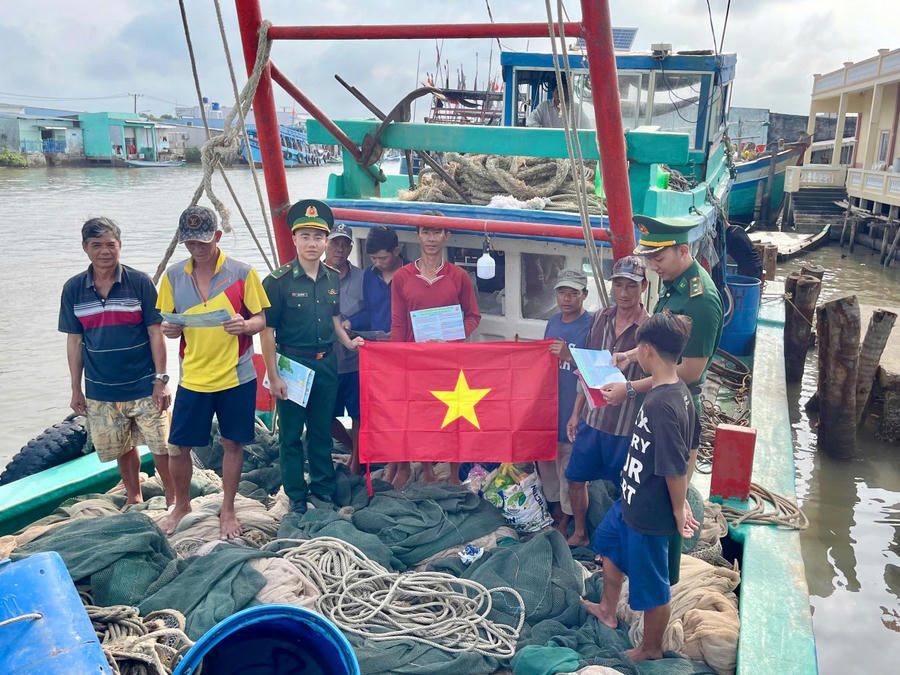 Tuyên truyền các quy định của pháp luật về hoạt động khai thác thủy sản, các quy định về chống khai thác IUU cho ngư dân là chủ thuyền, thuyền trưởng khai thác đánh bắt trên biển trên địa bàn huyện Phú Tân (tỉnh Cà Mau).