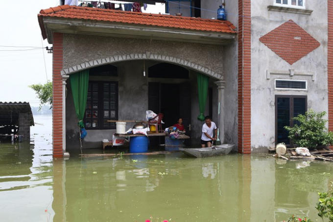 Theo báo cáo nhanh của UBND Huyện Chương Mỹ, tình hình thiệt hại tại các xã, thị trấn đang bị ngập, lụt là: Diện tích lúa bị thiệt hại 1.328,8ha; rau màu bị thiệt hại 295,8ha; diện tích nuôi trồng thủy sản bị thiệt hại 596,1ha; diện tích cây ăn quả bị thiệt hại 187,6ha.