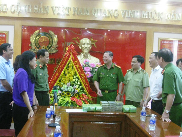 Lãnh đạo Công an tỉnh cùng các đơn vị chức năng đã thưởng nóng 80 triệu đồng cho Ban chuyên án