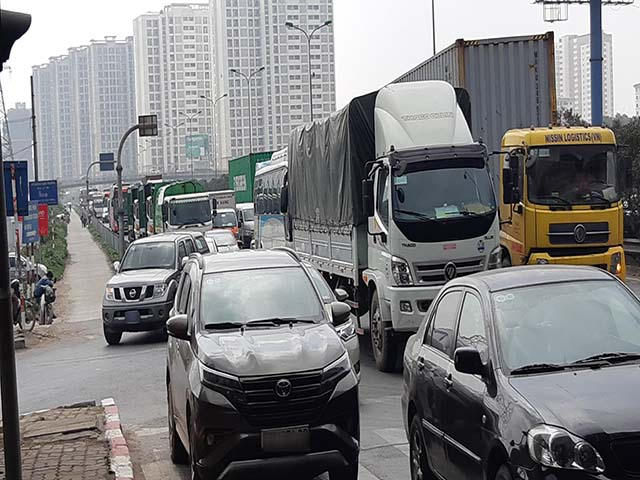 Ùn tắc giao thông ở nút giao Pháp Vân.