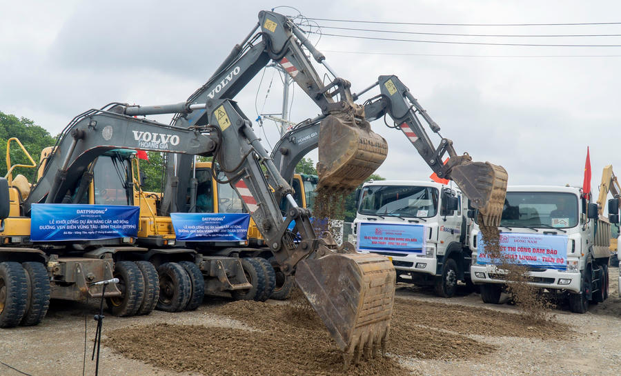 Các phương tiện, máy móc thiết bị đã sẵn sàng để thi công dự án.