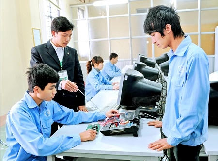 Cách duy nhất là phải sớm sửa đổi trung cấp thành trung học nghề để cấp học này bình đẳng với trung học phổ thông. Ảnh: Internet.