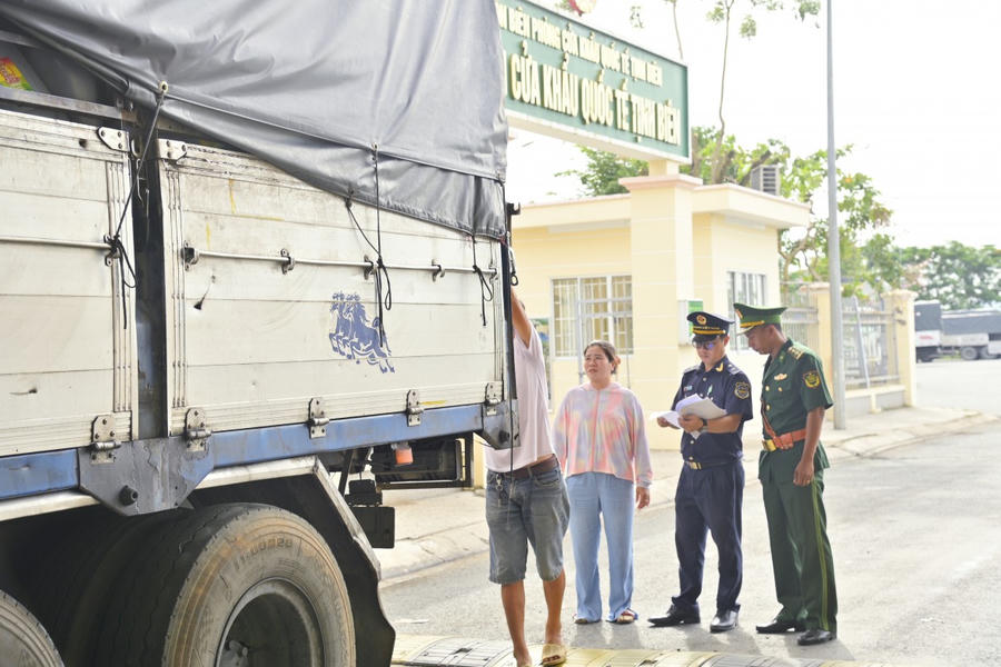 Cán bộ Biên phòng phối hợp cùng lực lượng Hải quan kiểm tra phương tiện qua lại cửa khẩu (Ảnh: Tuấn Kiệt)