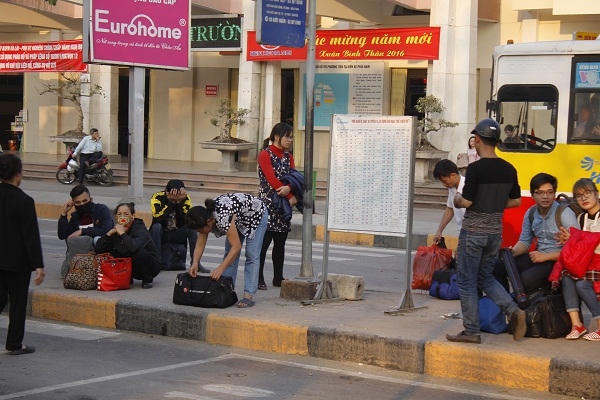 Người d&acirc;n &ldquo;rồng rắn&rdquo; k&eacute;o về Thủ đ&ocirc; sau Tết