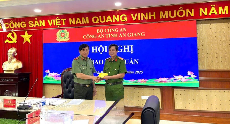 Đồng chí Thiếu tướng Nguyễn Văn Hận trao tặng 20 triệu đồng cho đồng chí Thượng tá Trần Minh Khánh, Trưởng Công an đặc khu Thổ Châu đại diện cán bộ, chiến sĩ đơn vị tiếp nhận