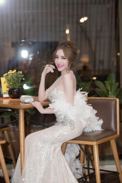 Kh&ocirc;ng ai c&oacute; thể nghĩ rằng, đ&acirc;y l&agrave; h&igrave;nh ảnh của b&agrave; mẹ 2 con. Ảnh: internet.