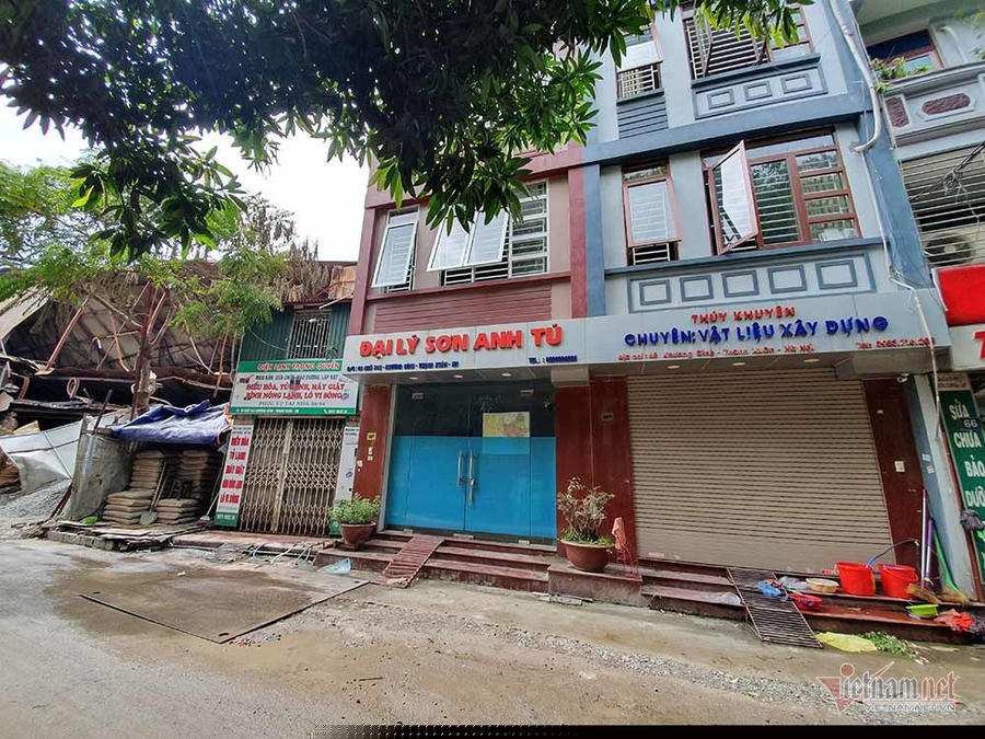 Những căn nhà bị nứt toác bên trong, ngay cạnh nhà xưởng của Rạng Đông.