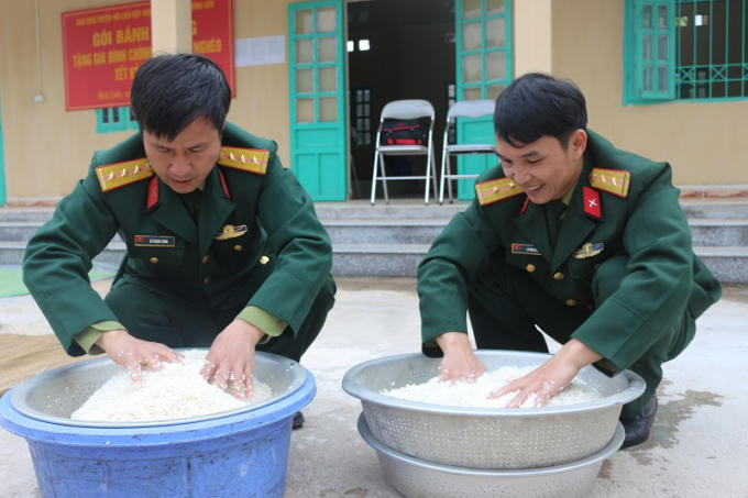 Các chiến sĩ Ban Chỉ huy quân sự huyện Bình Liêu chuẩn bị gạo nếp để gói bánh.