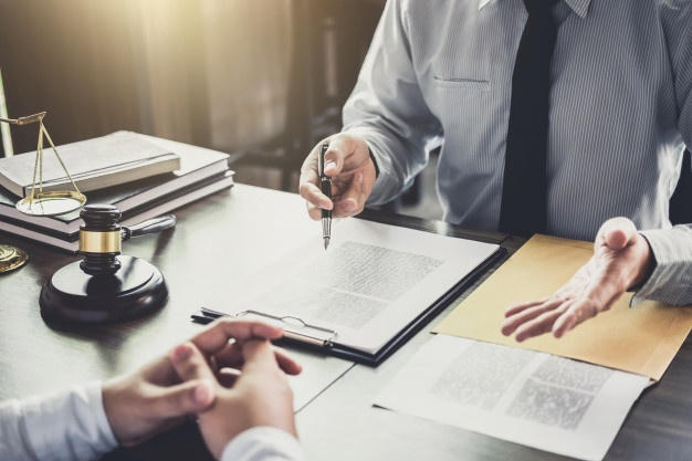 businessman-male-lawyer-judge-consult-having-team-meeting-with-client-28283-252.