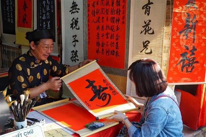 Người dân xin chữ tại Văn Miếu-Quốc Tử Giám. Ảnh: Khánh Hòa/TTXVN phát.