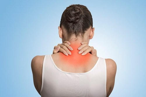 Triệu chứng đau vai gáy đầu tiên mà người bệnh có thể dễ dàng nhận thấy đó là đau cơ vùng cổ gáy, vai và phần lưng trên. Ảnh minh họa