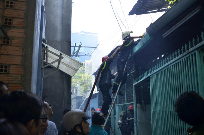 Ch&aacute;y lớn trong hẻm, một căn nh&agrave; bị thi&ecirc;u rụi