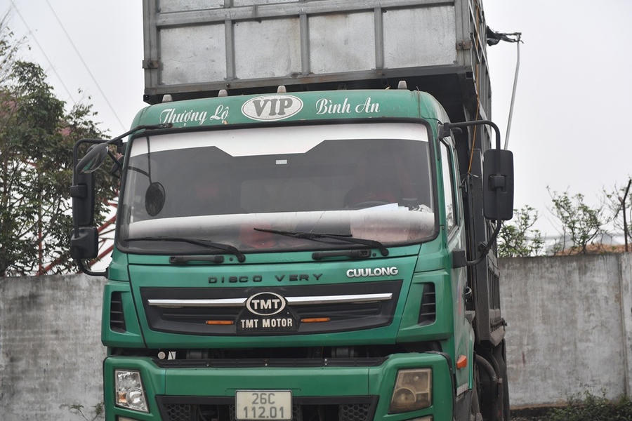 Chiếc xe này thậm chí còn không có tem đăng kiểm và tem nộp phí sử dụng đường bộ.