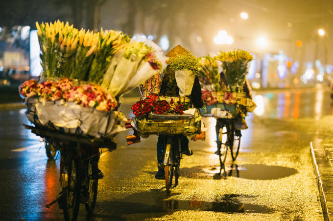  Mùa thu Hà Nội về đêm cũng khoác lên mình một diện mạo mới không còn ồn ào, chỉ còn tiếng đêm im lặng trên những con đường vắng và xôn xao đâu đó âm thanh của những buổi chợ sớm.