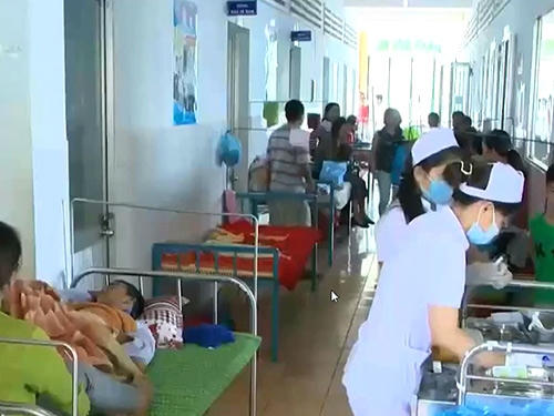 Người bệnh phải ra hành lang nằm vì quá tải.