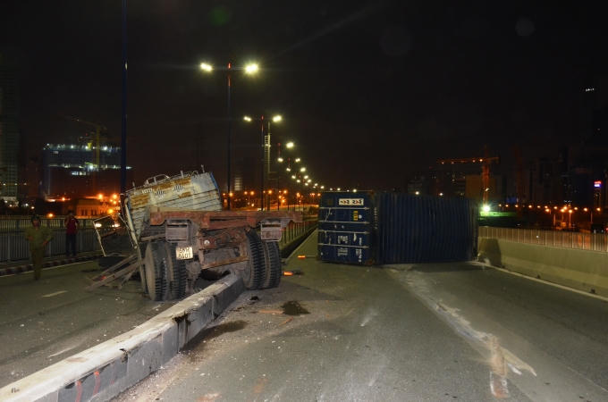 Container tông điên loạn trên cầu Sài Gòn.