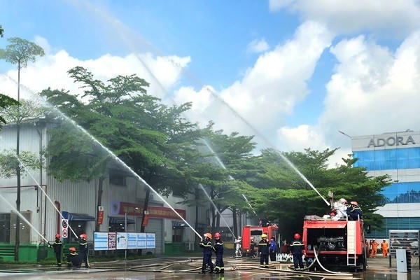 Các lực lượng tham gia chữa cháy tại buổi diễn tập.