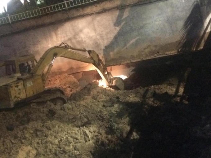 Theo ghi nhận của phóng viên Pháp luật Plus, với một công trình khổng lồ đang thi công nhưng điều rất lạ là bờ tường ngăn cách rất mỏng và được xây sơ sài. Phần tường tiếp giáp này trải dài hàng chục mét ngăn cách giữa trung tâm thương mại và nhà xe.