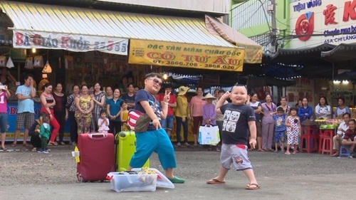 Gặp người anh em có ngoại hình khá giống mình, Bi Béo khá hào hứng, tạo dáng xì tin.