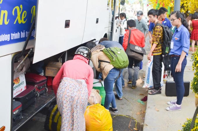 Tay trong tay, mỗi sinh viên cùng xốn xắng chuẩn bị hành lí, tư trang xếp vào xe về quê
