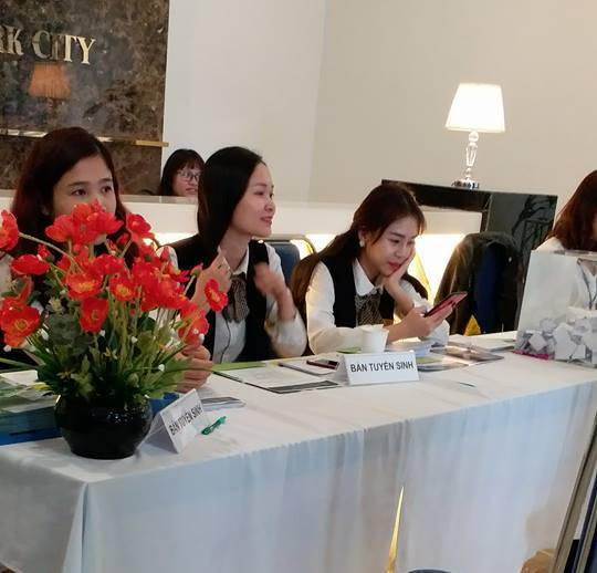 Nhân viên nhà trường tập trung ghi nhận những phụ huynh đăng ký cho con em học tại trường.