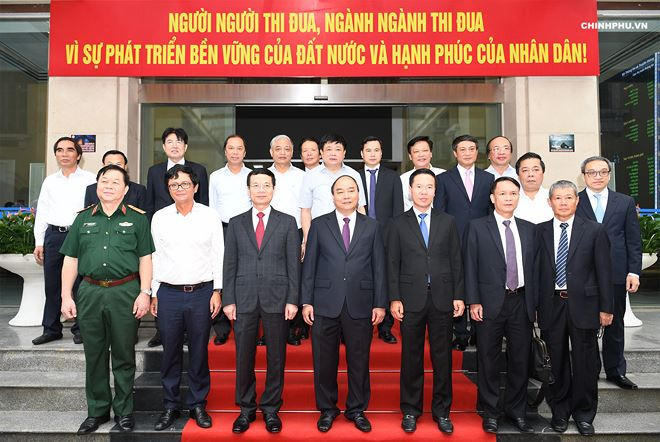 Thủ tướng cùng các đại biểu dự buổi làm việc.