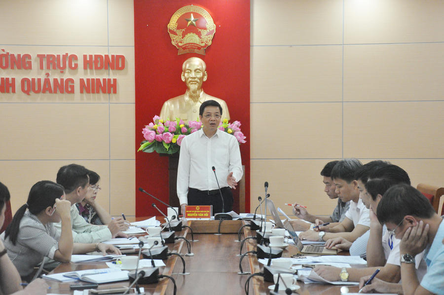 Đồng chí Nguyễn Văn Hồi, Phó Chủ tịch HĐND tỉnh, phát biểu tại cuôc họp.