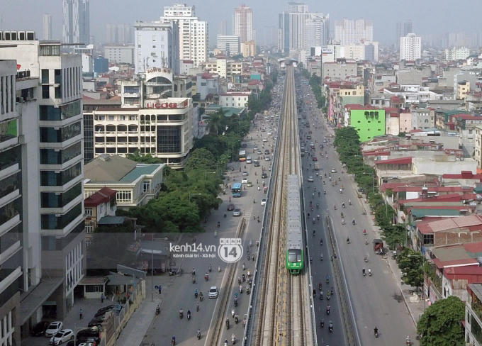 Chưa đầy 10 phút, đoàn tàu đến khu vực đường Nguyễn Trãi (quận Thanh Xuân, Hà Nội).