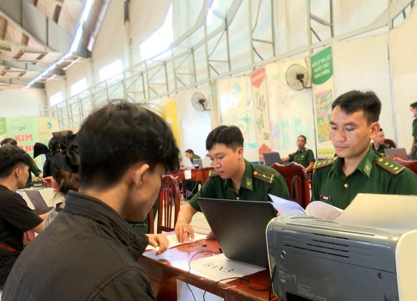 Quá trình tổ chức tiếp nhận, xác minh nhân thân lai lịch các công dân được các đơn vị tổ chức chặt chẽ, đúng pháp luật quy định. Ảnh: Luận Quân
