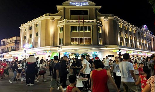 Tưng bừng không khí lễ hội quanh hồ Hoàn Kiếm tối 2/9